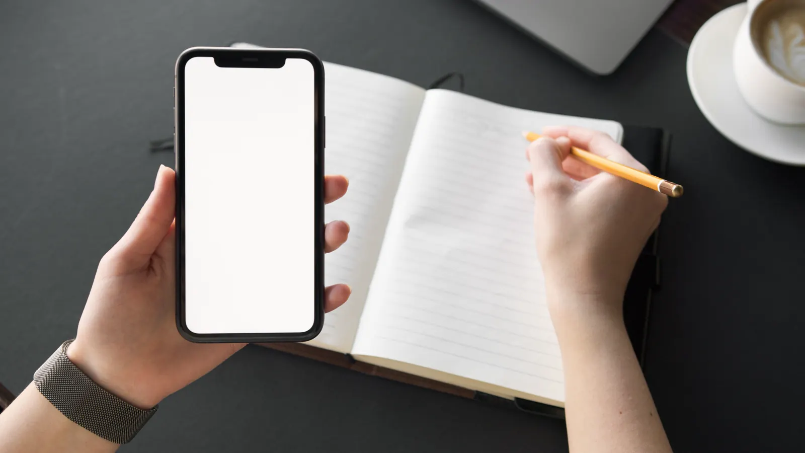 Agenda aberta com registros de datas e mensagens de trabalho em um celular